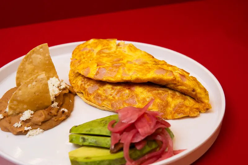 Omelette con jamon y queso
