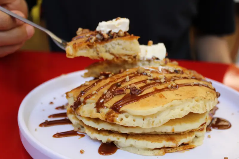Hot Cakes cajeta con nuez